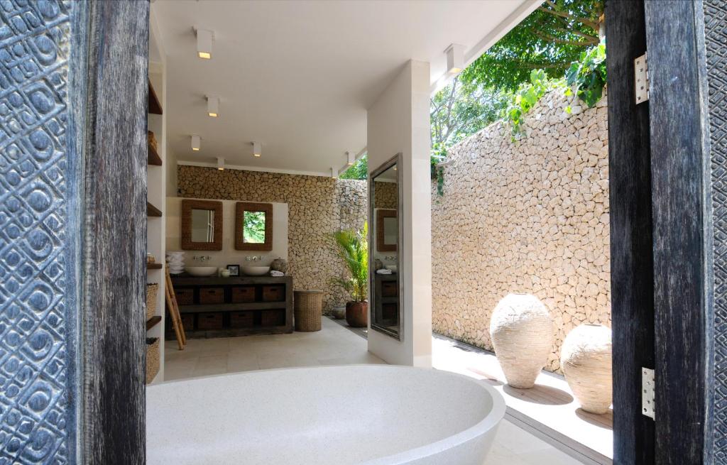 Bali Yoga Retreat 2024 bathroom - Awakened Soul Yoga
